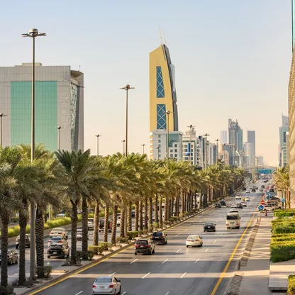 مشهد من شارع الملك فهد، في العاصمة الرياض، السعودية. - الشرق