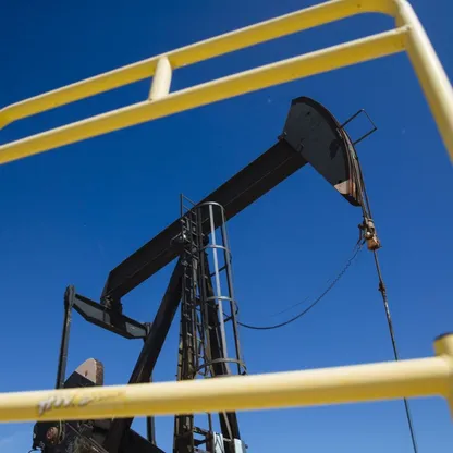 مضخة نفط تعمل في أحد الحقول بالقرب من ستراتفورد، ولاية تكساس الأميركية. أسعار النفط مرشحة لبلوغ مستويات الذروة التي وصلت إليها خلال حرب إيران إذا طال إغلاق مضيق هرمز. - المصدر: بلومبرغ