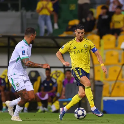 لاعب نادي النصر السعودي كريستيانو رونالدو أثناء مراوغة لاعب النادي الأهلي السعودي، أبريل 2026 - منصة "X"