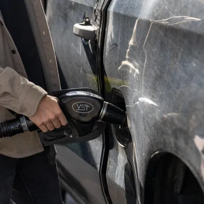 شخص يقوم بضخ الوقود في سيارته في إحدى محطات الوقود في الولايات المتحدة - بلومبرغ