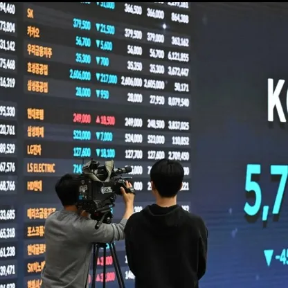 شاشة إلكترونية تعرض أداء مؤشر "كوسبي" في بورصة كوريا الجنوبية - Getty Images