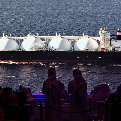 صورة لناقلة غاز مسال معروضة على شاشة إلكترونية خلال منتدى قطر الاقتصادي في الدوحة، قطر، 20 مايو 2025 - بلومبرغ