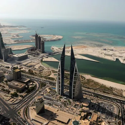 صورة جوية تظهر مركز البحرين التجاري العالمي (وسط) وأبراج الأعمال والمباني التجارية في العاصمة البحرينية المنامة. مملكة البحرين (أرشيفية) - المصدر: بلومبرغ