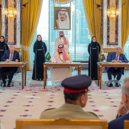 ولي العهد السعودي الأمير محمد بن سلمان والرئيس التركي رجب طيب أردوغان ورئيس الوزراء الباكستاني شهباز شريف يوقعون اتفاقية مكة للدفاع المشترك - 7 أغسطس 2026 - وزارة الإعلام السعودية - الشركة