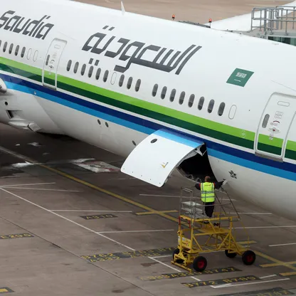 طائرة من طراز بوينغ دريملاينر، تابعة لـ'الخطوط الجوية السعودية'. استأنفت الشركة عملياتها بمطار الملك خالد بعد حادث القصف الذي تعرض له. وأكدت تضرر طائرة دون وجود ركاب على متنها. - رويترز 
