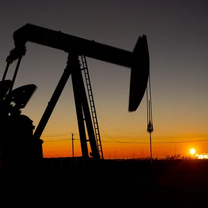 مضخة نفط في منشأة للطاقة وقت الغروب - بلومبرغ