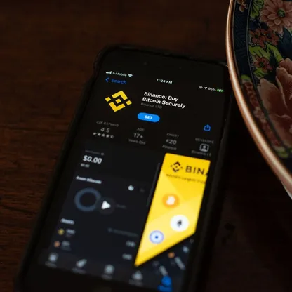 تنزيل تطبيق بورصة "بينانس" من متجر "أبل ستور" على هاتف ذكي، في قرية دوبز فير، نيويورك، الولايات المتحدة - المصدر: بلومبرغ