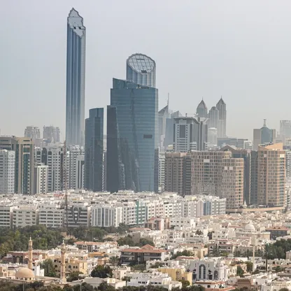 ناطحات سحاب سكنية وتجارية في مدينة أبوظبي - بلومبرغ