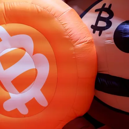 رمز عملة بتكوين الرقمية معروض خلال مؤتمر بتكوين 2026 في لاس فيغاس، نيفادا، الولايات المتحدة، 28 أبريل 2026 - بلومبرغ