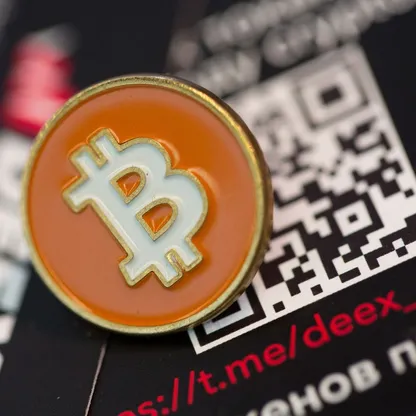 مسكوكة ترمز إلى العملة المشفرة "بتكوين". إيران تلمح إلى استخدام العملات المشفرة لسداد رسوم العبور في مضيق هرمز نظراً لتعذر مصادرتها بموجب العقوبات - المصدر: بلومبرغ