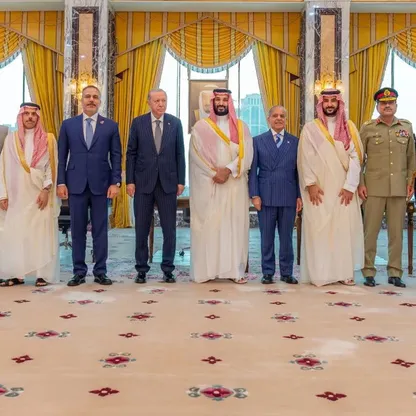 صورة تجمع ولي العهد السعودي الأمير محمد بن سلمان، والرئيس التركي رجب طيب أردوغان، ورئيس الوزراء الباكستاني محمد شهباز شريف، ومسؤولي الدول الثلاثة الموقّعة على اتفاقية "مكة للدفاع المشترك"، بتاريخ 7 أغسطس 2026 - وزارة الإعلام السعودية - الشرق بلومبرغ
