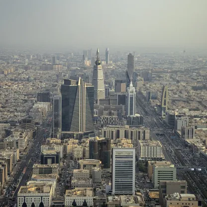 مشهد جوي لوسط مدينة الرياض يُظهر أبراج مركز الملك عبدالله المالي على امتداد طريق الملك فهد، وسط كثافة عمرانية وحركة مرورية. - Getty Images