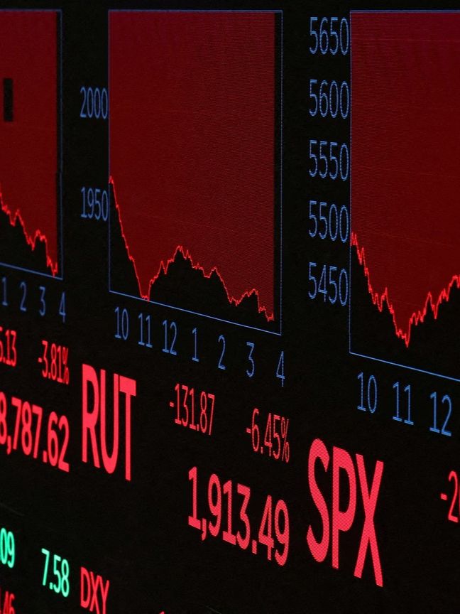 خسائر الأسهم والنفط تتعمق.. والذهب يحطم رقمه القياسي مجدداً