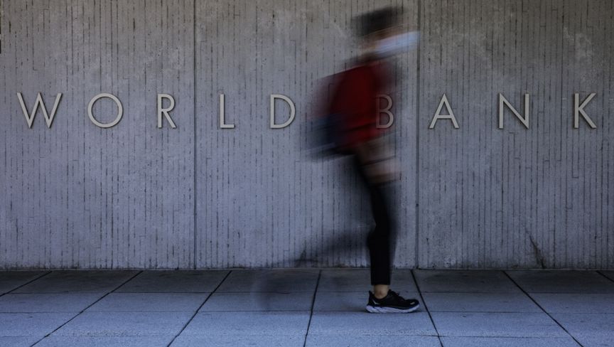 رجل يسير أمام مقر مجموعة البنك الدولي في واشنطن العاصمة، الولايات المتحدة - المصدر: بلومبرغ