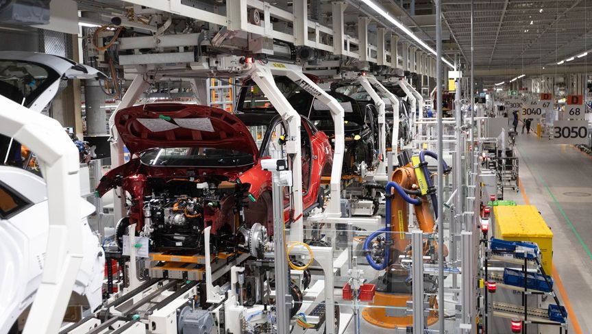 سيارات على خط التجميع في مصنع للسيارات الكهربائية تابع لشركة "فولكس واجن" في تسفيكاو، ألمانيا  - المصدر: بلومبرغ