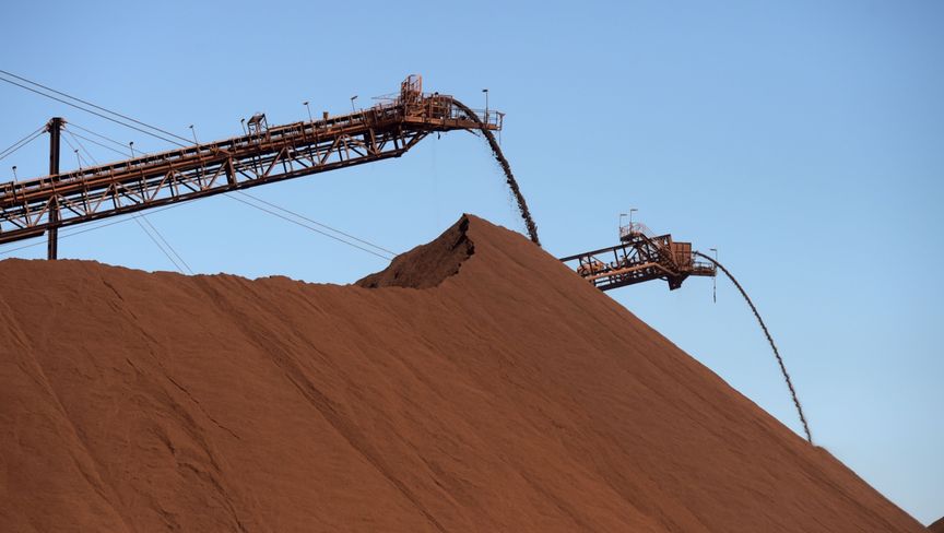 خام الحديد يتساقط على مخزونات منجم "كلاود بريك " التابع لشركة " فورتسكيو ميتالز غروب"  بمنطقة بيلبارا في ولاية ويسترن أستراليا - المصدر: بلومبرغ