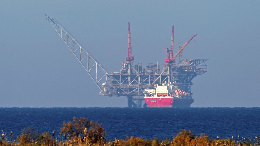 ناقلة غاز راسية بجانب منصة لوياثان للغاز الطبيعي في البحر المتوسط قبالة سواحل إسرائيل. - المصدر: غيتي إيمجز