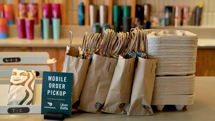 لافتة استلام الطلبات المقدمة عبر الهاتف المحمول في أحد مواقع ستاربكس بمدينة نيويورك - المصدر: بلومبرغ