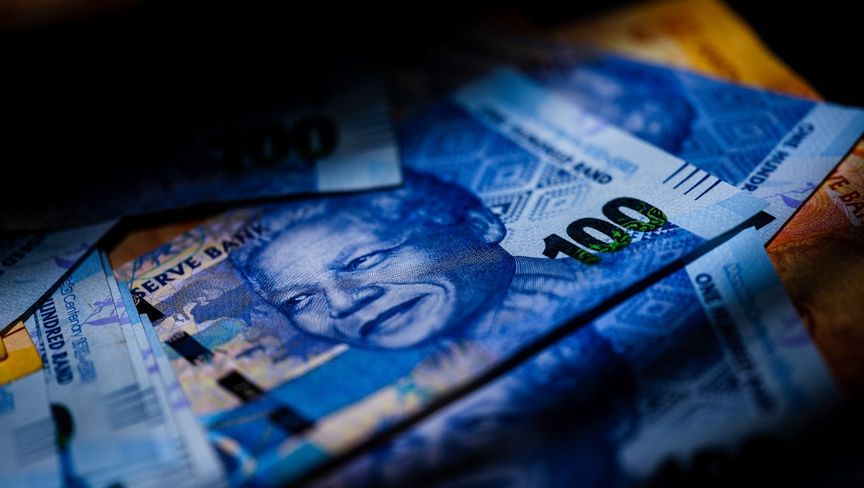 مجموعة من الأوراق النقدية من فئة 100 و200 راند جنوب أفريقي، تحمل صورة رئيس جنوب أفريقيا السابق نيلسون مانديلا - بلومبرغ - bloomberg