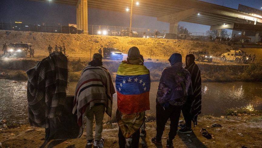 مهاجرون من فنزويلا على ضفة نهر ريو غراندي في إل باسو بولاية تكساس الأميركية - بلومبرغ