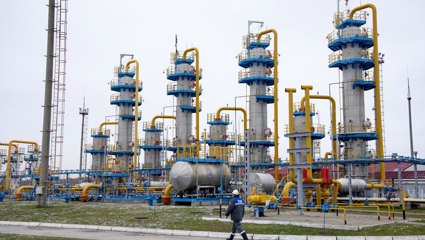عامل يمر بوحدة معالجة الغاز في منشأة كاسيموفسكوي لتخزين الغاز تحت الأرض، التي تديرها شركة "غازبروم"، في كاسيموف، روسيا، يوم الأربعاء، 17 نوفمبر 2021 - المصدر: بلومبرغ