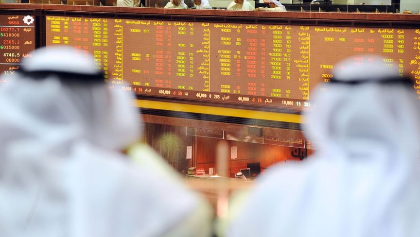 متداولان يتابعان أداء أسهم بورصة الكويت - المصدر: بلومبرغ