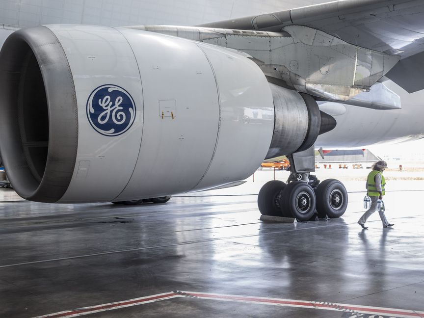 شعار شركة جنرال إلكتريك على المحرك النفاث "GE Aviation CF6-80C" - المصدر: بلومبرغ