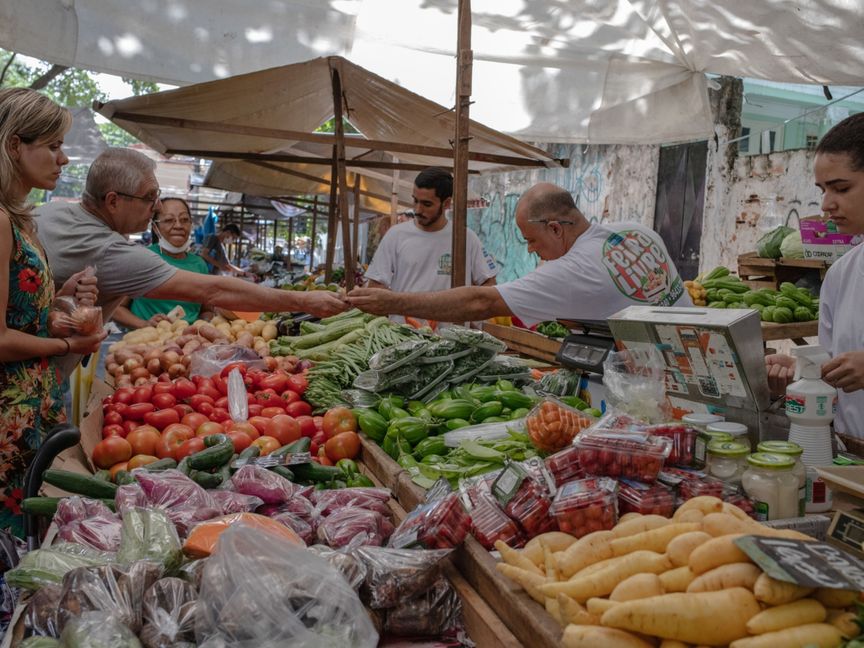 المتسوقون يشترون المنتجات من أحد الأسواق الخارجية في حي تيجوكا في ريو دي جانيرو بالبرازيل، الثلاثاء، 5 أبريل 2022. - المصدر: بلومبرغ