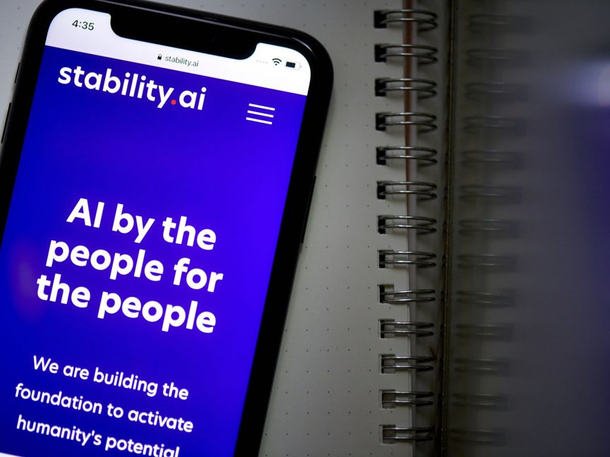 موقع شركة "ستابيليتي إيه آي" الإلكتروني على هاتف ذكي  - المصدر: بلومبرغ