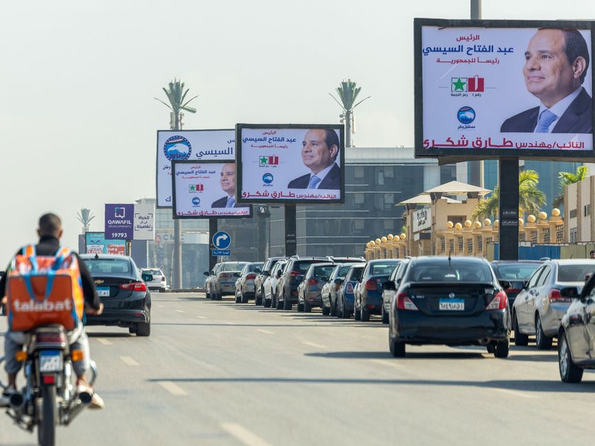 سائق دراجة توصيل في أحد الشوارع حيث تنتشر ملصقات إعلانية مؤيدة للرئيس عبد الفتاح السيسي في الانتخابات الرئاسية المصرية، القاهرة، مصر، يوم 6 نوفمبر 2023 - المصدر: بلومبرغ