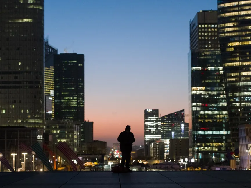 شخص يتطلع إلى منطقة الأعمال في لاديفانس في العاصمة الفرنسية باريس، فرنسا - بلومبرغ