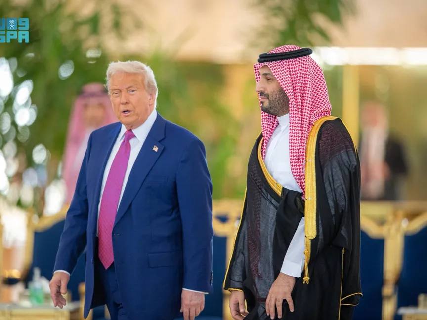 ولي العهد السعودي الأمير محمد بن سلمان يستقبل الرئيس الأميركي دونالد ترمب في مطار الملك خالد في الرياض، المملكة العربية السعودية، 13 مايو 2025 - وكالة الأنباء السعودية