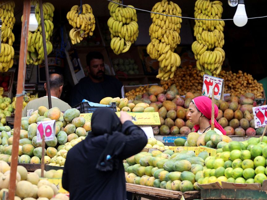 متسوقة أمام محل لبيع الخضار والفاكهة في القاهرة، مصر، يوم 9 أكتوبر 2023 - المصدر: بلومبرغ