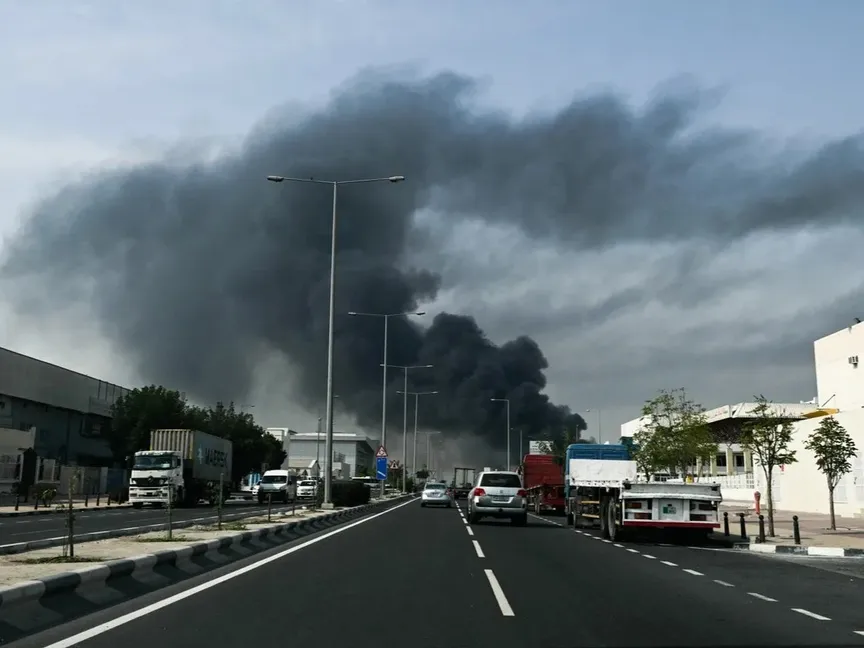 دخان يتصاعد نتيجة سقوط صواريخ  إيرانية على العاصمة القطرية الدوحة، 1 مارس 2026 - Getty Images