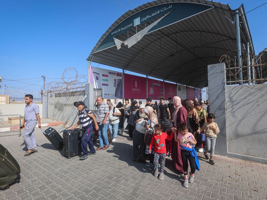 فلسطينيون من مزدوجي الجنسية بانتظار الحصول على تصاريح لمغادرة غزة في معبر رفح الحدودي متجهين إلى مصر - الشرق/بلومبرغ