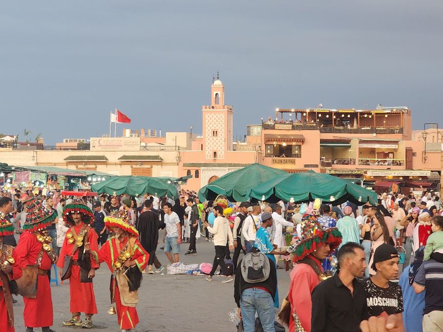 سياح في ساحة "جامع الفنا" بمراكش المدينة السياحية الأولى في المغرب - المصدر: بلومبرغ