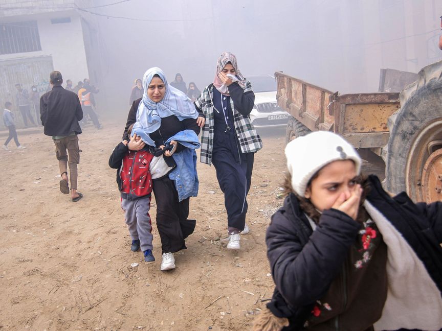 غارة جوية إسرائيلية على مدينة خانيونس جنوب قطاع غزة - المصدر: بلومبرغ