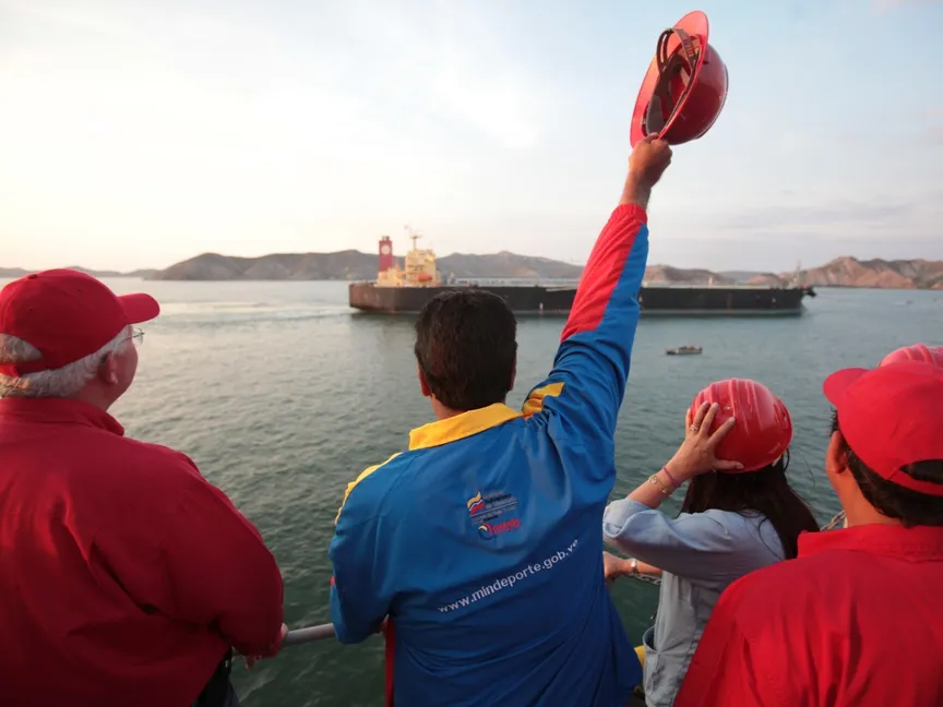 الرئيس الفنزويلي نيكولاس مادورو يلوّح لناقلة خلال اجتماع مع عمّال النفط في ميناء غواراغواو بولاية أنزواتيغي، في 20 مارس 2013. - رويترز 