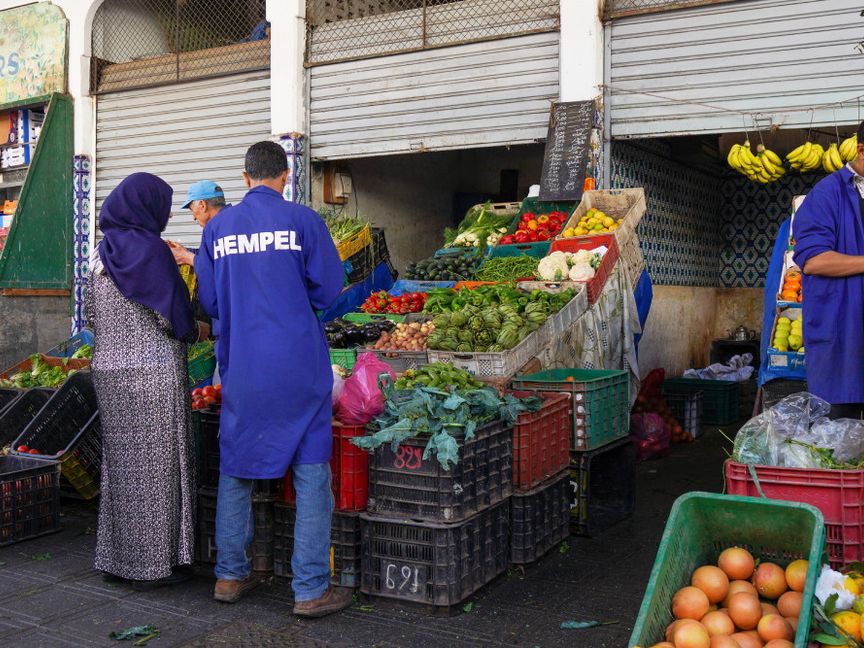 مواطنون مغاربة في سوق للخضر بمدينة الدار البيضاء - المصدر: بلومبرغ