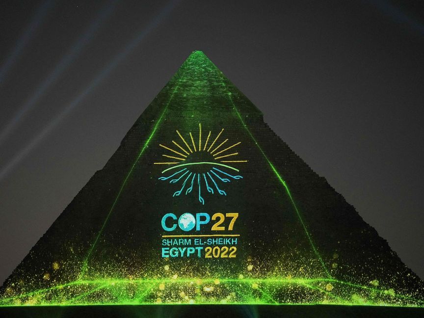 شعار قمة المناخ COP27 على أحد أهرامات الجيزة، مصر، 5 نوفمبر - AFP