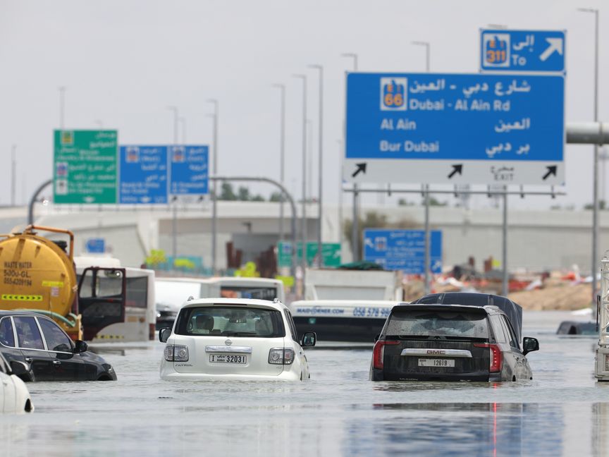 أحد شوارع الإمارات غمر بالمياه بفعل الأمطار الغزيرة - المصدر: بلومبرغ