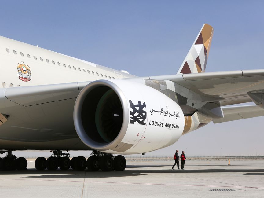 طائرة ركاب من طراز إيرباص "SE A380"، تديرها الاتحاد للطيران تقف على مدرج المطار خلال معرض دبي للطيران الخامس عشر في دبي - الشرق/بلومبرغ