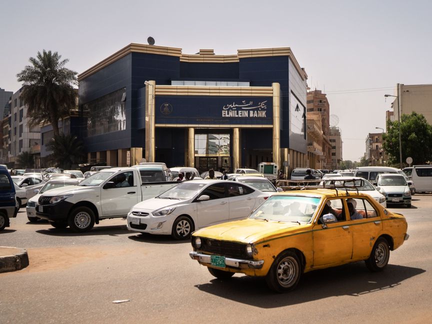 حركة المرور أمام بنك النيلين في العاصمة السودانية الخرطوم - المصدر: بلومبرغ