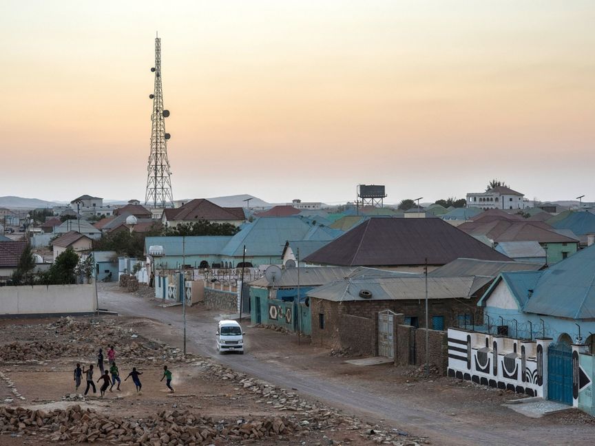 Boys play football in Garowe, Puntland, Somalia. Photographer: Andrew Renneisen/Getty Images Europe - المصدر: بلومبرغ