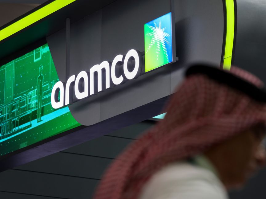 شعار "أرامكو" يزين واجهة جناح تسويقي للشركة خلال اليوم الثاني من معرض ومؤتمر أبوظبي الدولي للبترول (أديبك) في أبو ظبي، الإمارات، يوم الثلاثاء 3 أكتوبر 2023 - المصدر: بلومبرغ