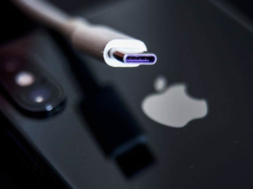 شاحن (USB-C) فوق جهاز "أيفون" - المصدر: غيتي إيمجز