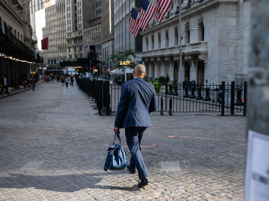 أحد المشاة يمر أمام بورصة نيويورك (NYSE) في نيويورك  - المصدر: بلومبرغ