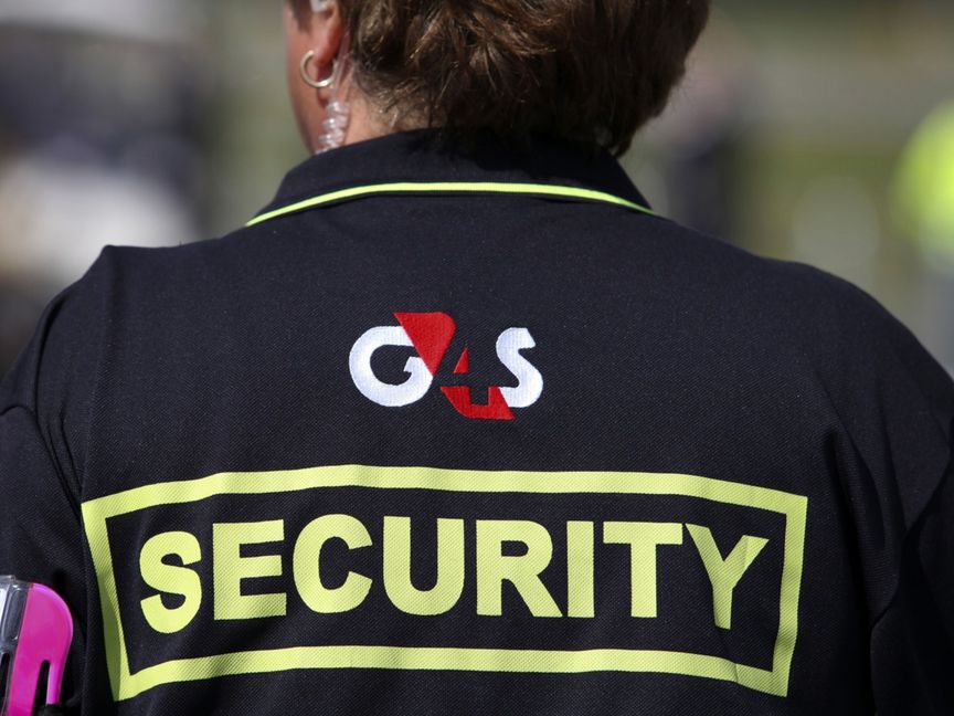 موظفة تعمل في شركة G4S للخدمات الأمنية  - المصدر: بلومبرغ