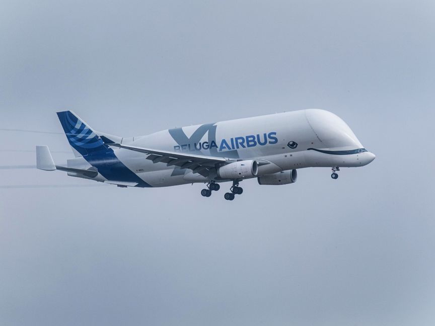 طائرة إيرباص "SE A330 Beluga XL" الضخمة تستعد للهبوط في مطار تابع للشركة في تولوز. فرنسا - المصدر: بلومبرغ