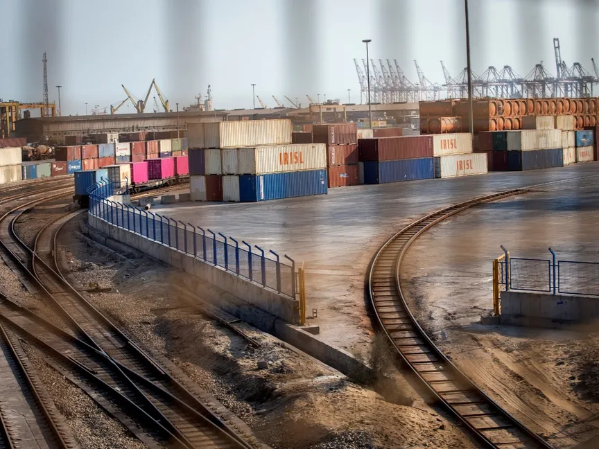 حاويات في ميناء بندر عباس في إيران - رويترز 